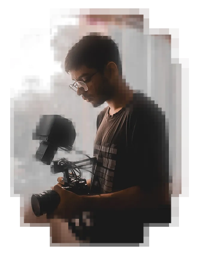 Artur Galli holding professional camera - Audiovisual Producer